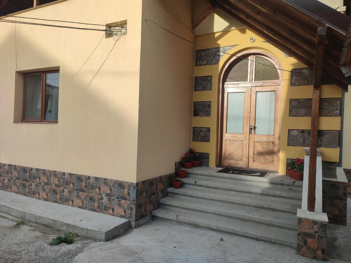Готель Central House Куртя-де-Арджеш Екстер'єр фото